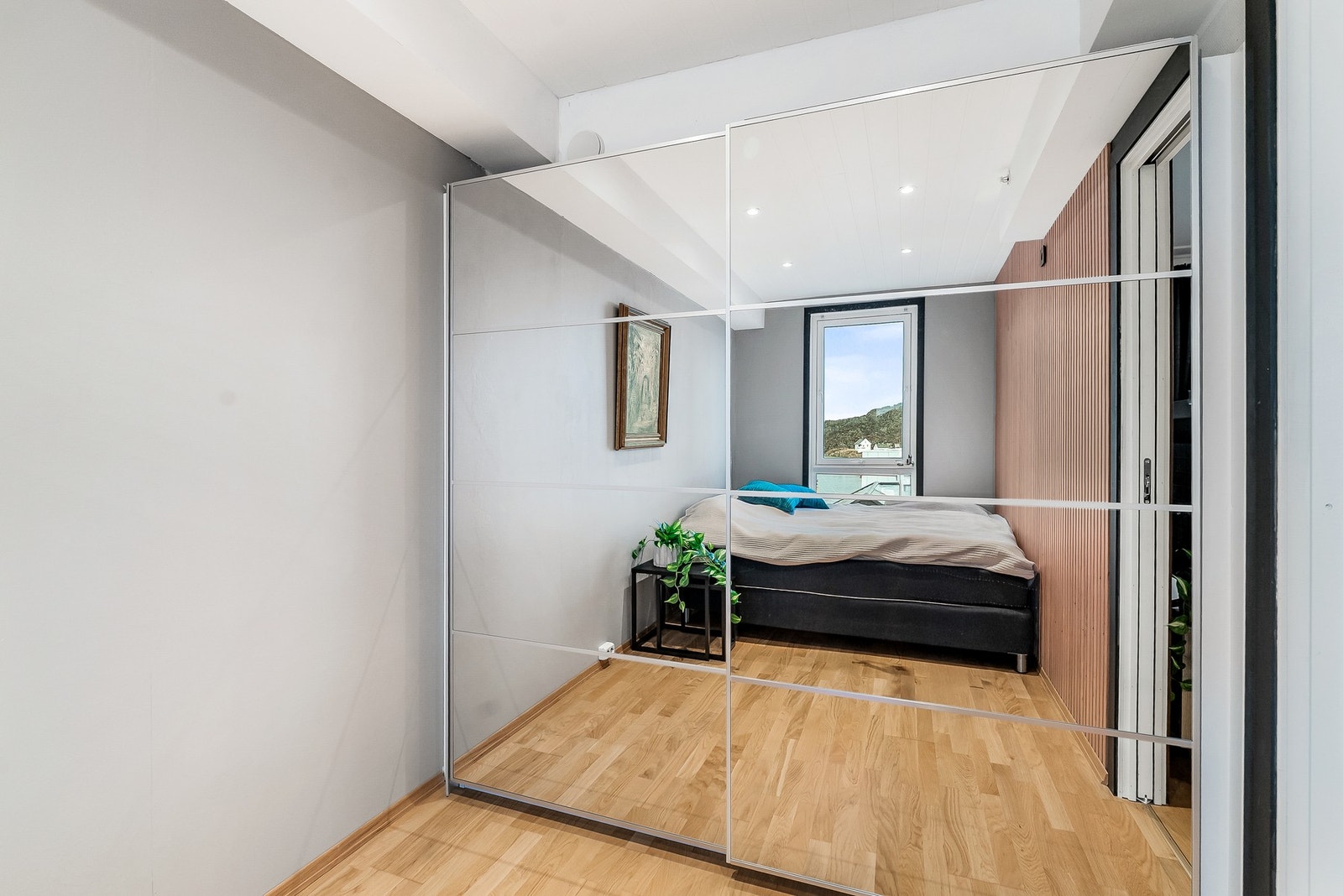 God plass til oppbevaring i garderobeskap med speilfronter. Galleribilde