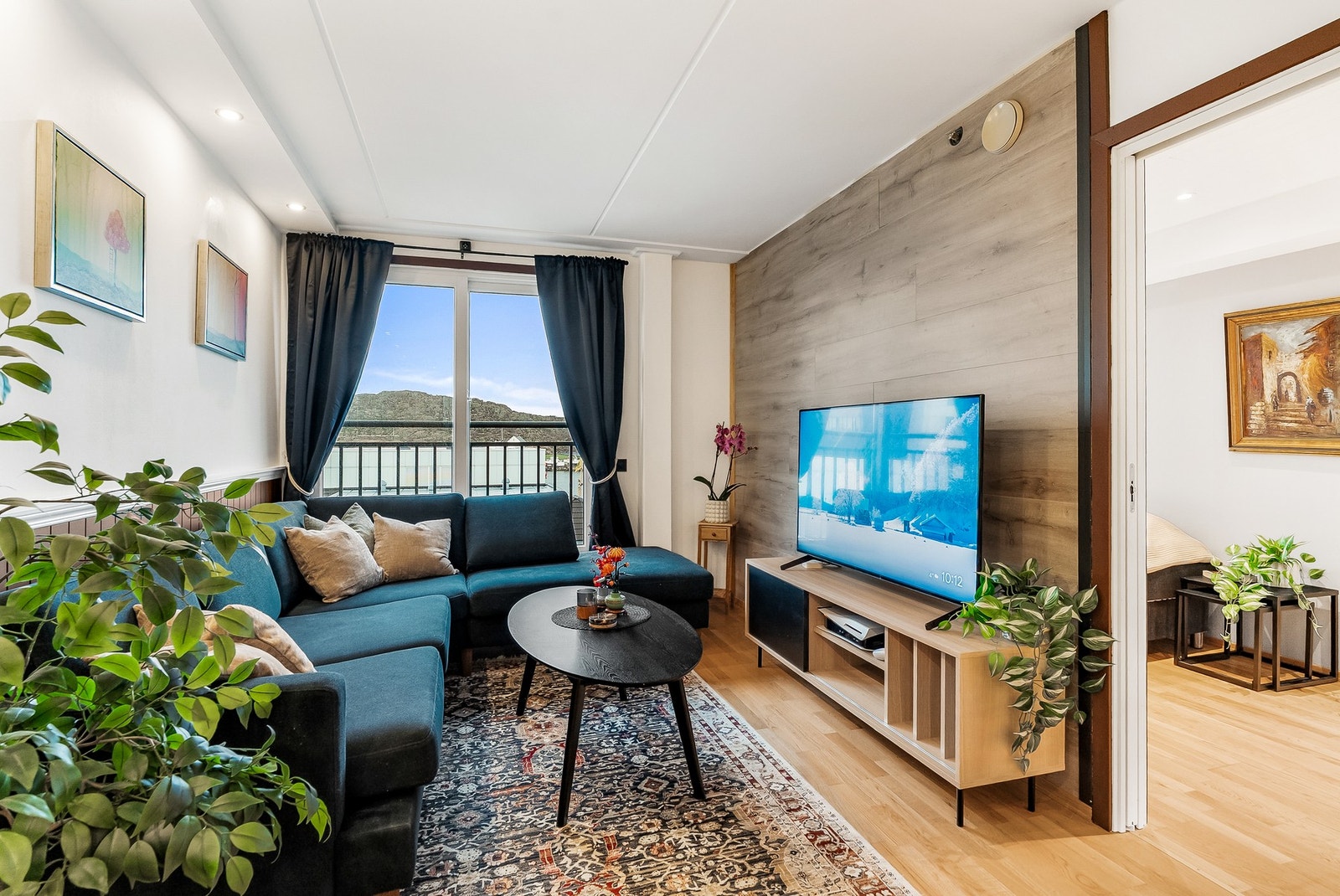 Stue med god plass til sofagruppe og tilhørende møblement. Galleribilde