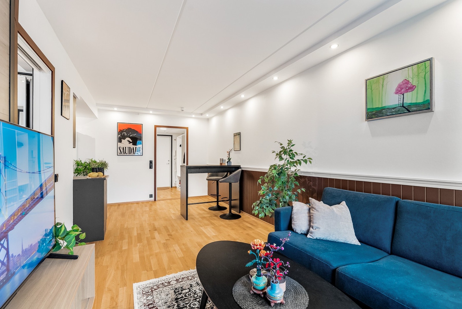 Det er installert spotter i taket. Galleribilde