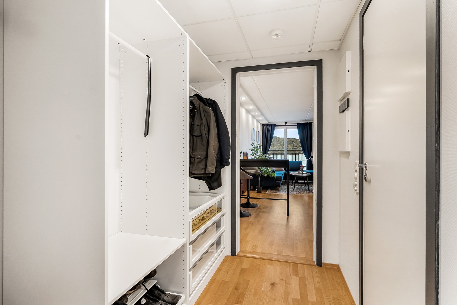 Entré med plass til å henge fra seg klær i garderobeskap. Galleribilde