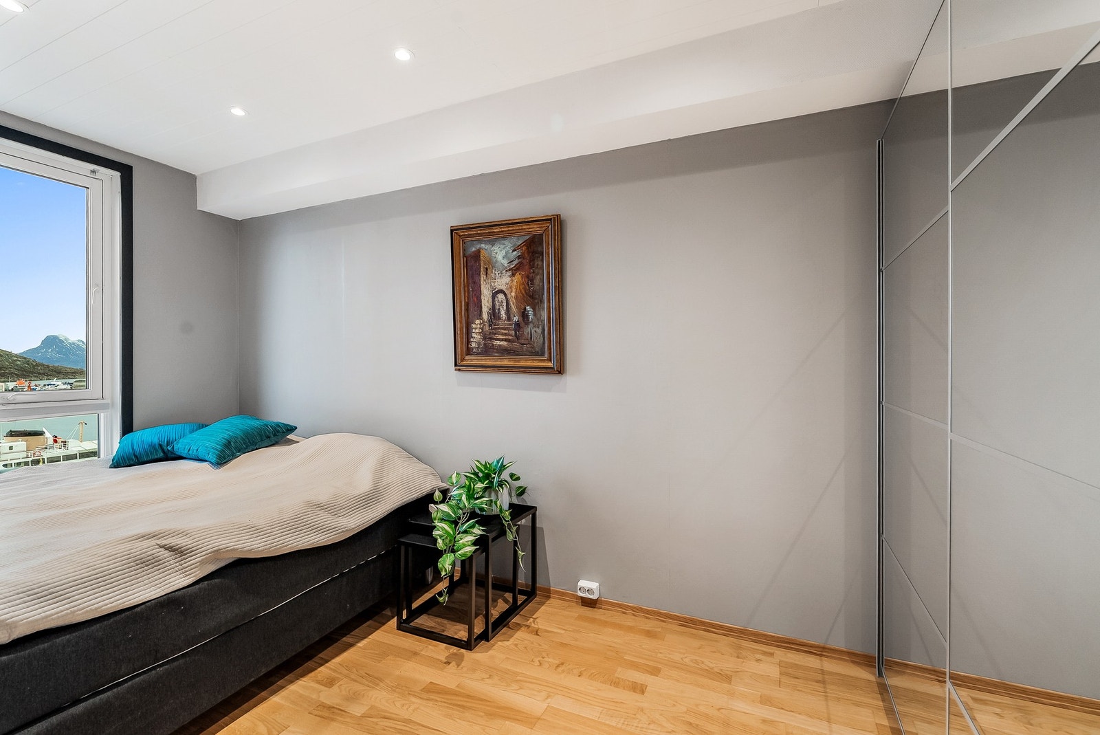 Romslig soverom med god plass til seng og garderobeskap. Galleribilde