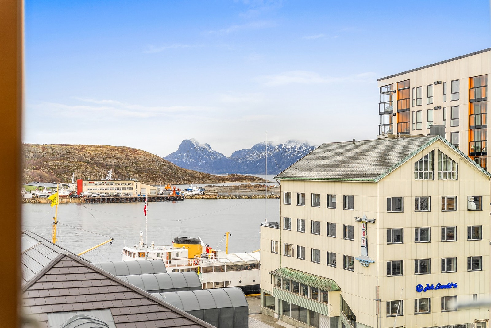 Leiligheten har utsikt mot Bodø havn, Landegode og Hjartøya. Galleribilde