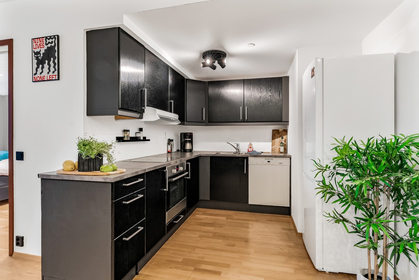 Kjøkken med god skap- og benkeplass. Galleribilde