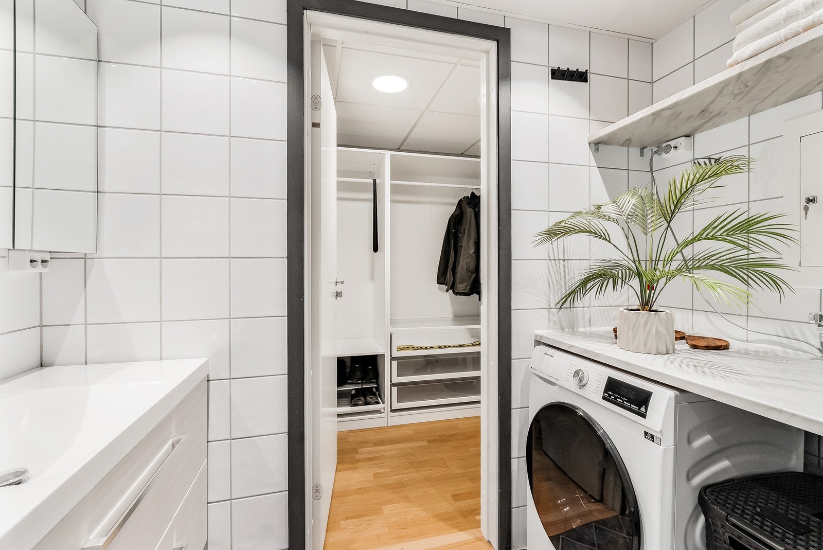 Praktisk benkeplate og hyller over vaskemaskin. Galleribilde