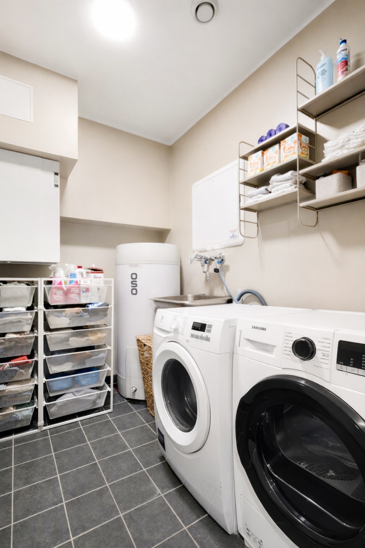 Plass på badene bespares med vaskerom. Galleribilde