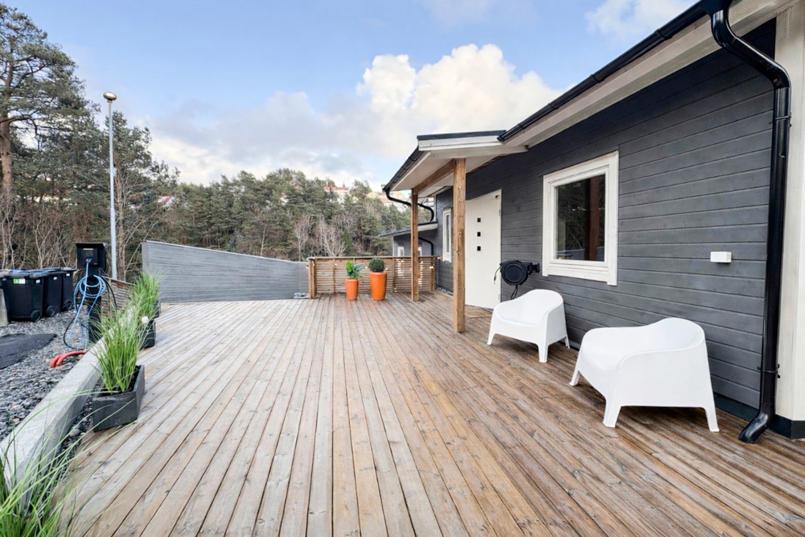 I tillegg har du gode shoppingmuligheter på Alti Askøy, samt et variert tilbud på Juvik med blant annet apotek, vinmonopol, klesbutikker og spisesteder. Galleribilde