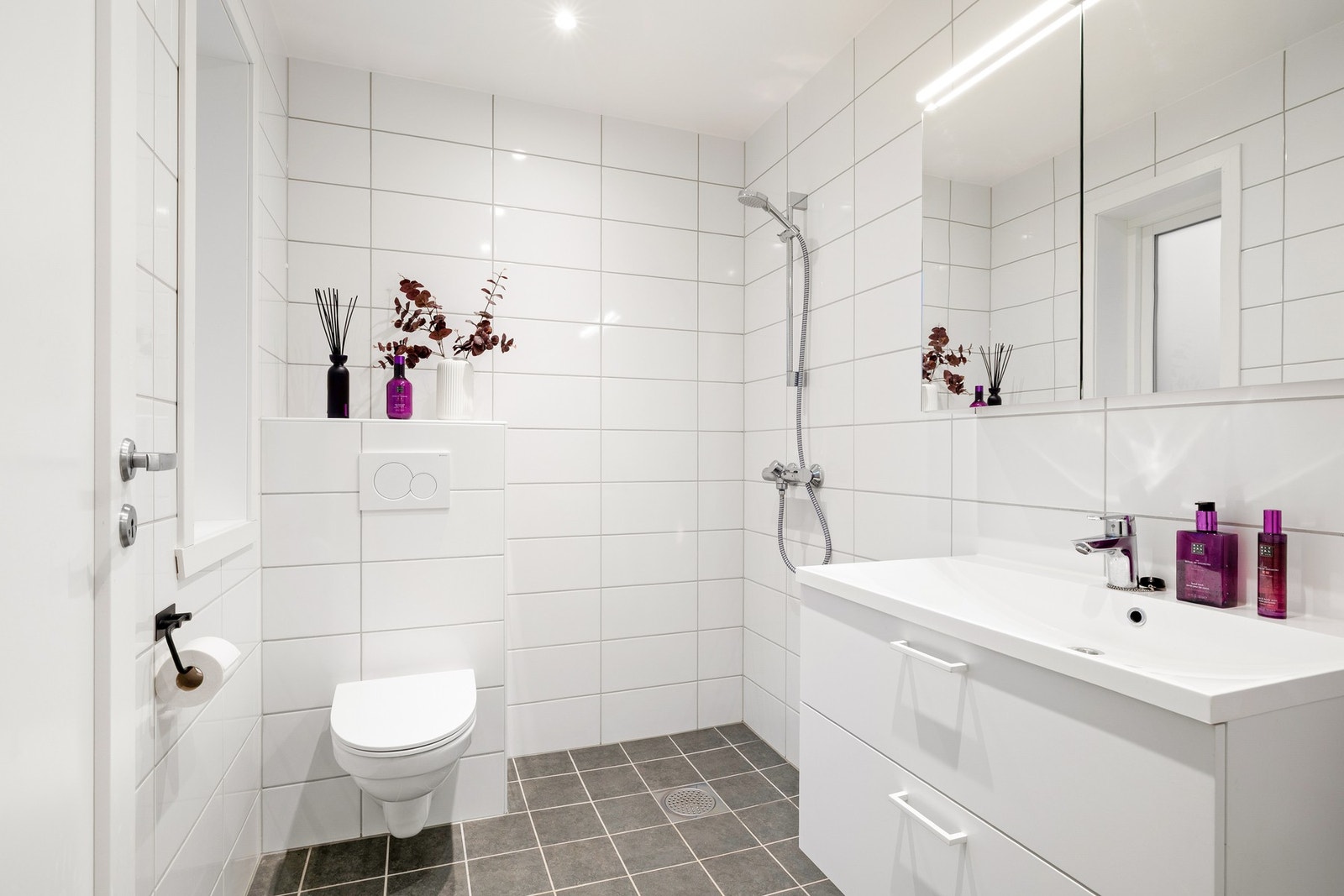 Vi beveger oss videre til boligens første bad. Galleribilde