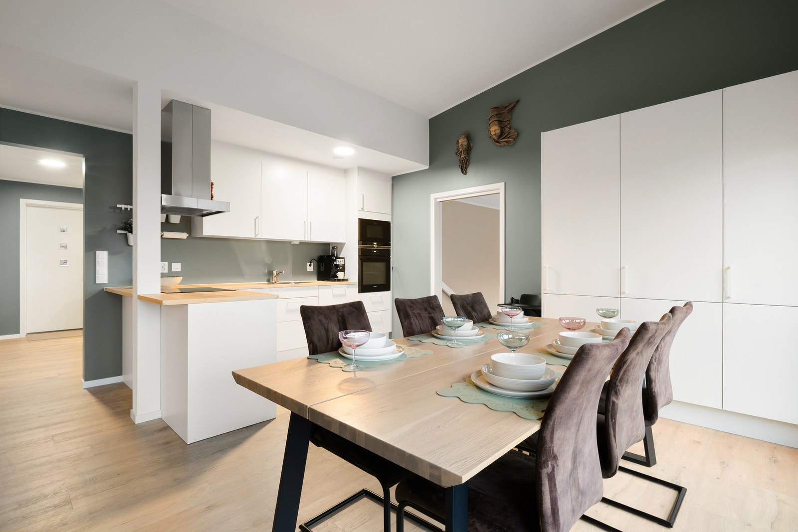 Boligens samlingspunkt inneholder en åpen stue/kjøkkenløsning. Galleribilde