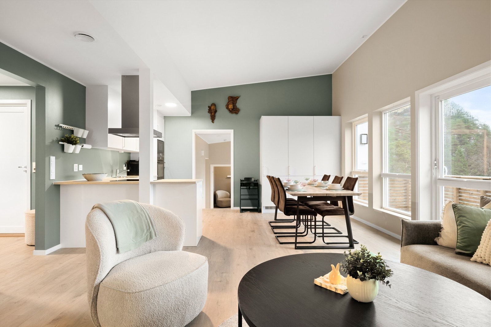 Boligen er oppført i 2023 og tilbyr blant annet stor terrasse/plattning, to stuer, to bad og 4 soverom. Galleribilde