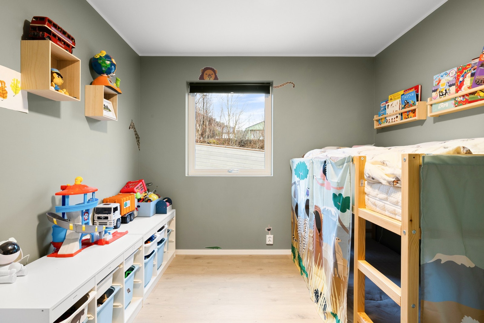 Soverommene kan funksjoneres til både som soverom, gjesterom, treningsrom, kontor, garderobeløsning etc... Galleribilde