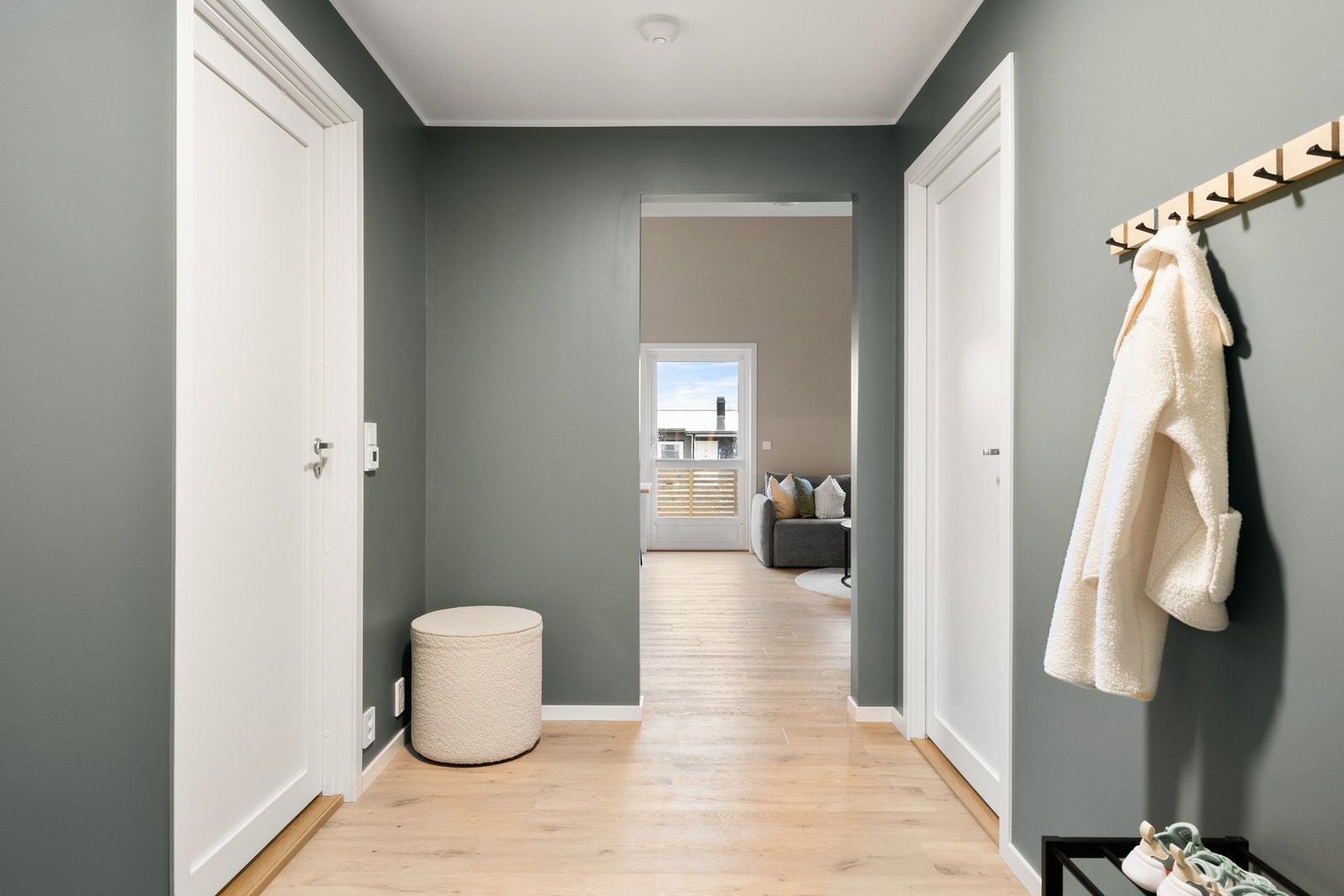 Velkommen inn! Her har man rikelig med plass til sko og yttertøy. Galleribilde