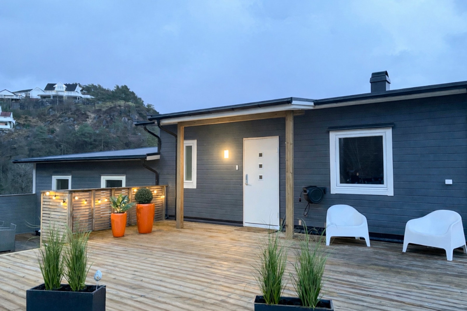 Man har både uteområder på fremsiden og baksiden av boligen. Galleribilde