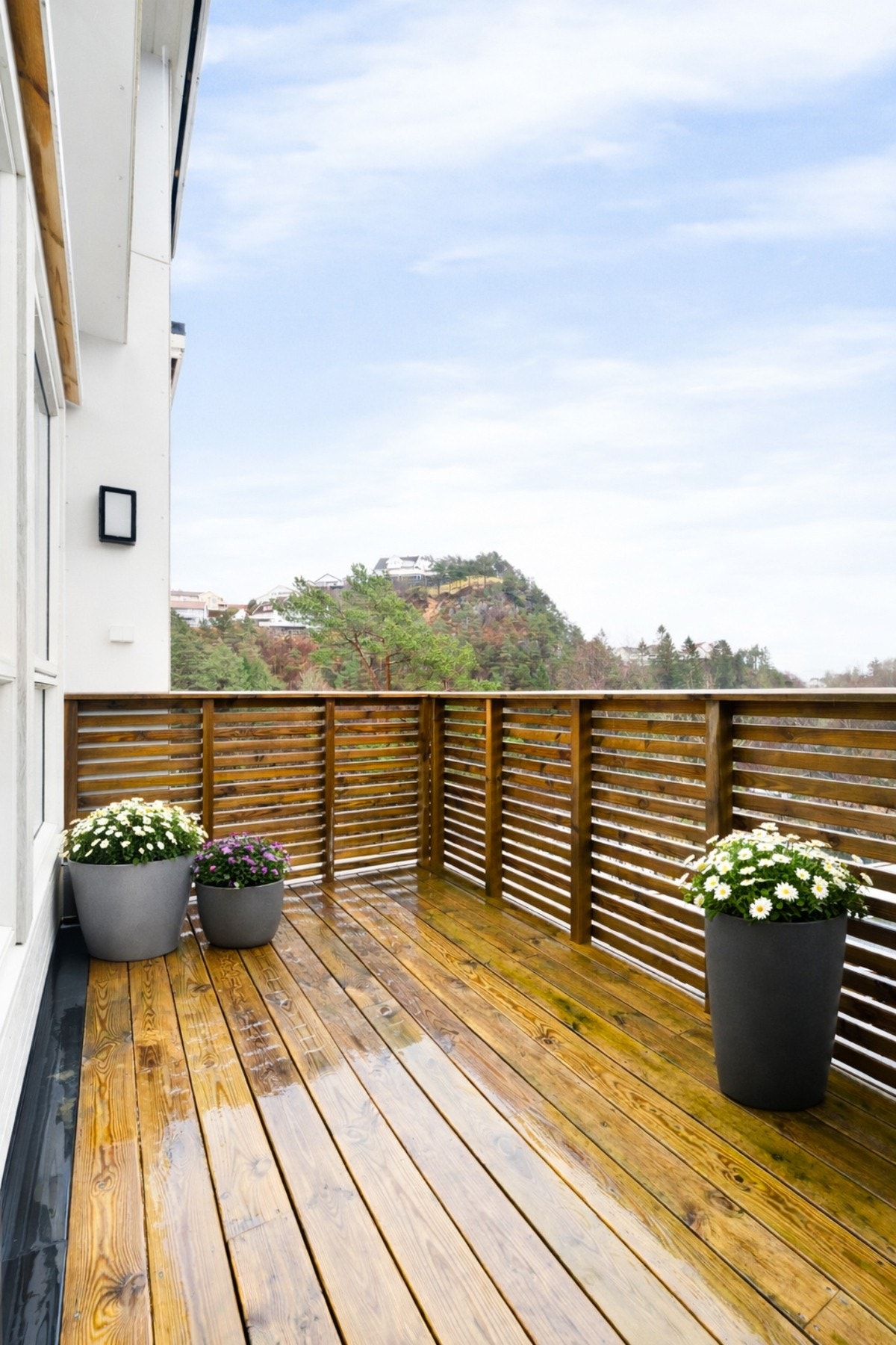 Man har utgang til terrasse, fra stue, med utsikt retning Marikovneset. Galleribilde