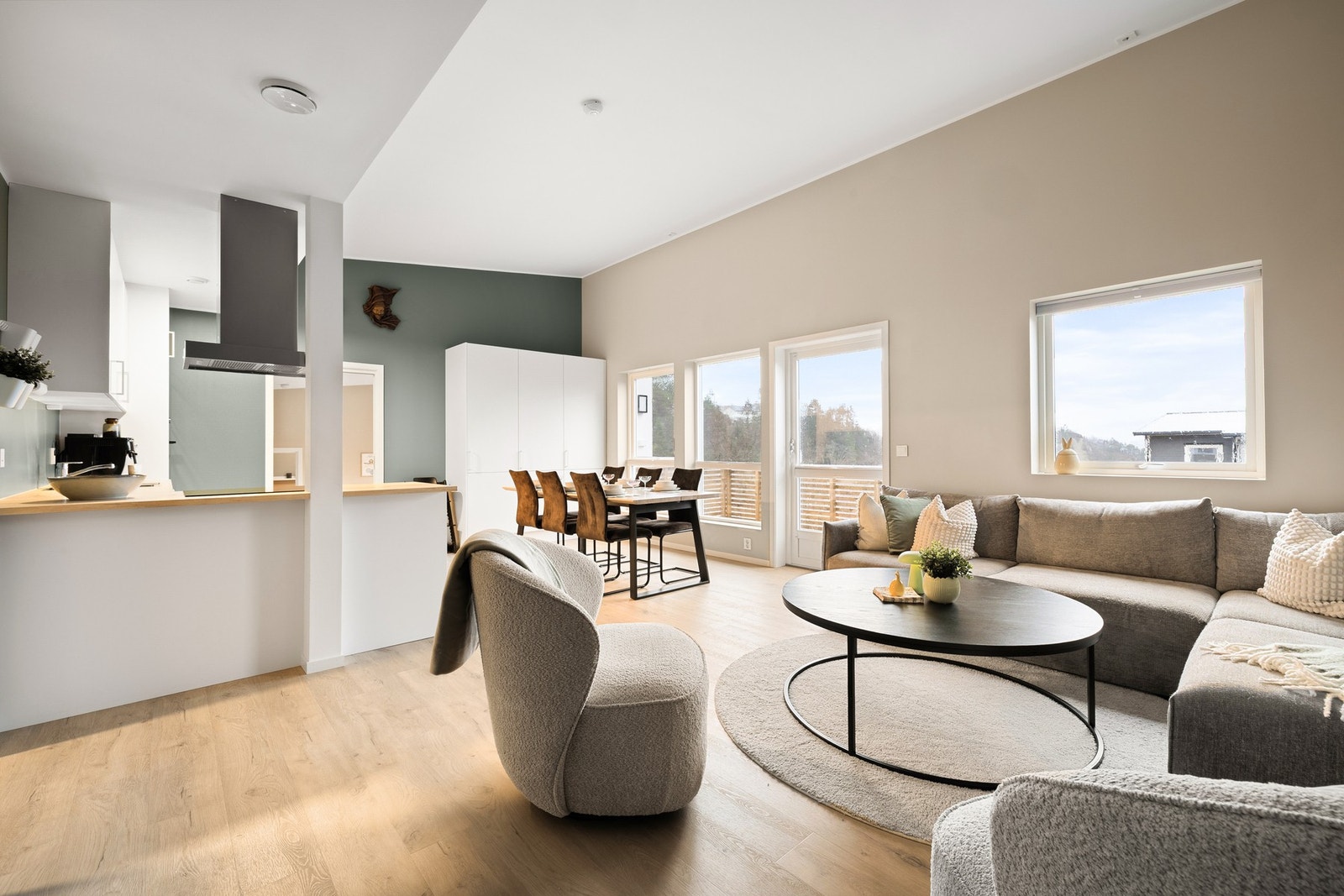 Boligen har store vindusflater som gir rikelig med lysinnslipp! Galleribilde