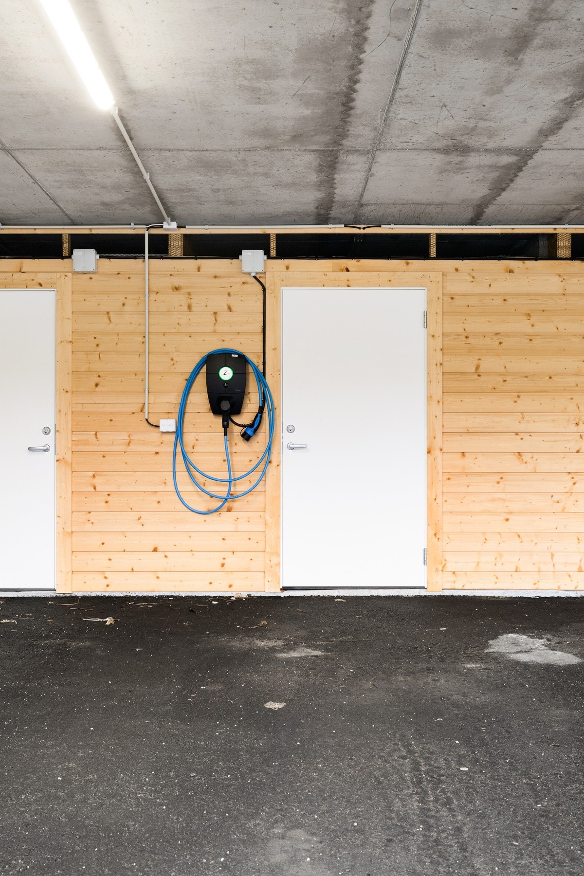 Egen carport med tilhørende bod og elbillader! Galleribilde