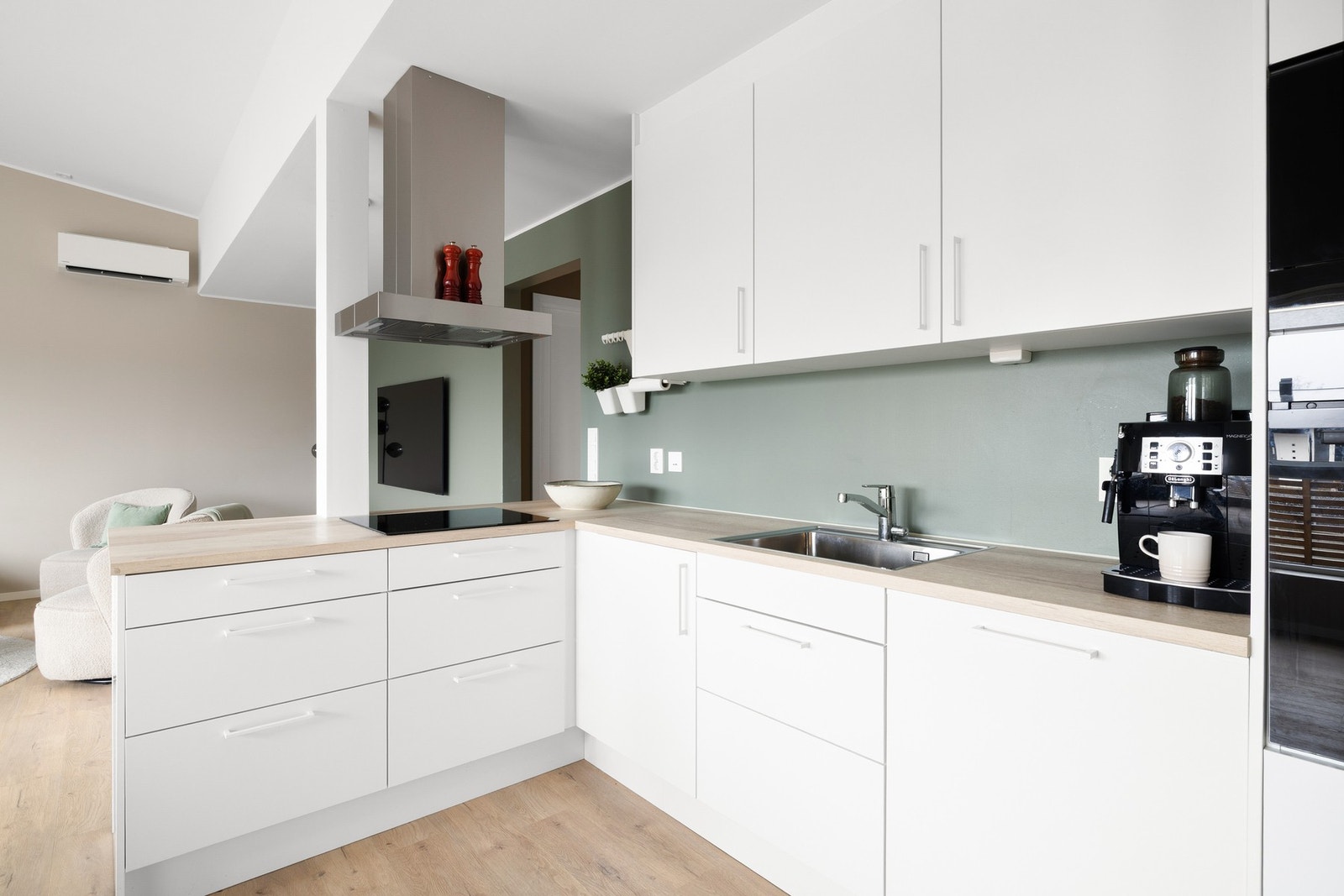 Her har man rikelig med plass i skap og på benk. Galleribilde