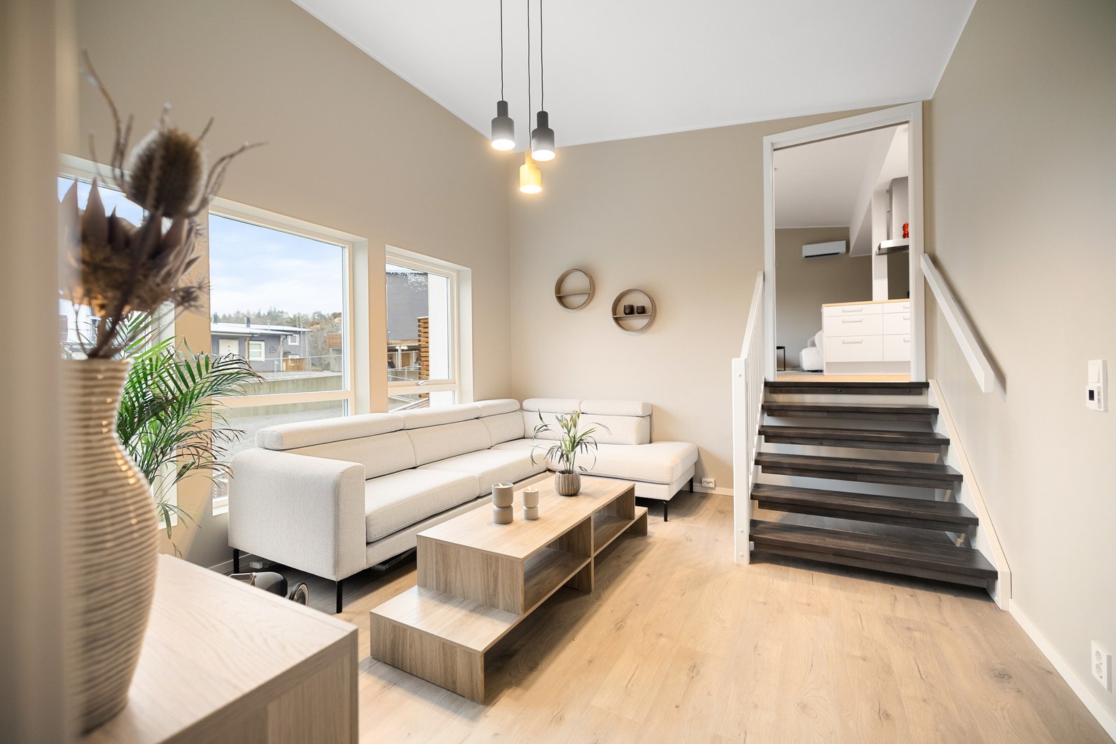 Et perfekt oppholdsrom for både store og små. Isoler rommet med en skyvedørsløsning på toppen. Galleribilde