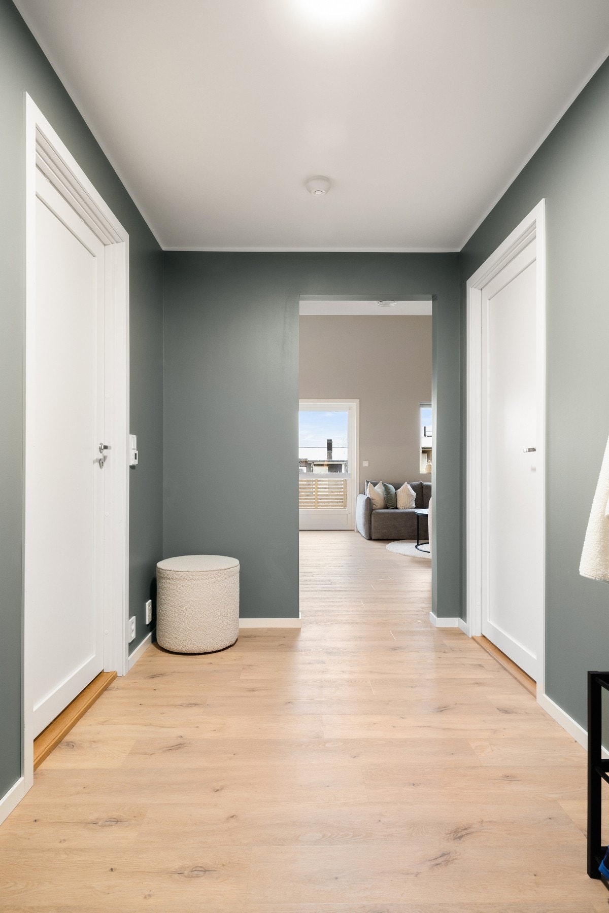 Vi beveger oss videre til hjertet av boligen - nemlig hovedstue! Galleribilde