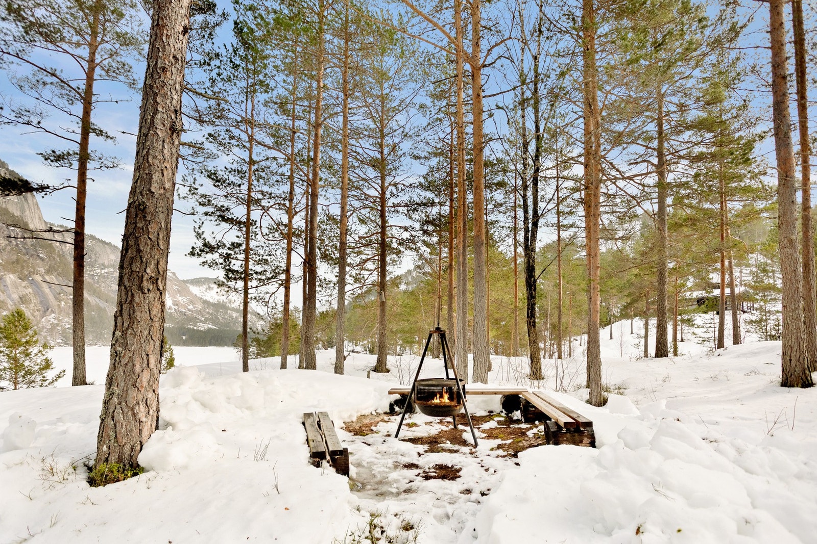 Området byr på gode muligheter for bading, fiske og rolige roturer på vannet, med sandstrender og tilgang til felles badeplasser. Galleribilde