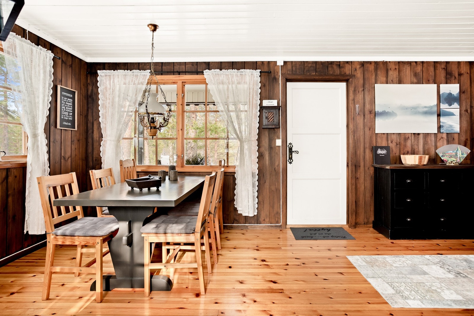 Store stue med plass til både sofagruppe og spisebord. Galleribilde