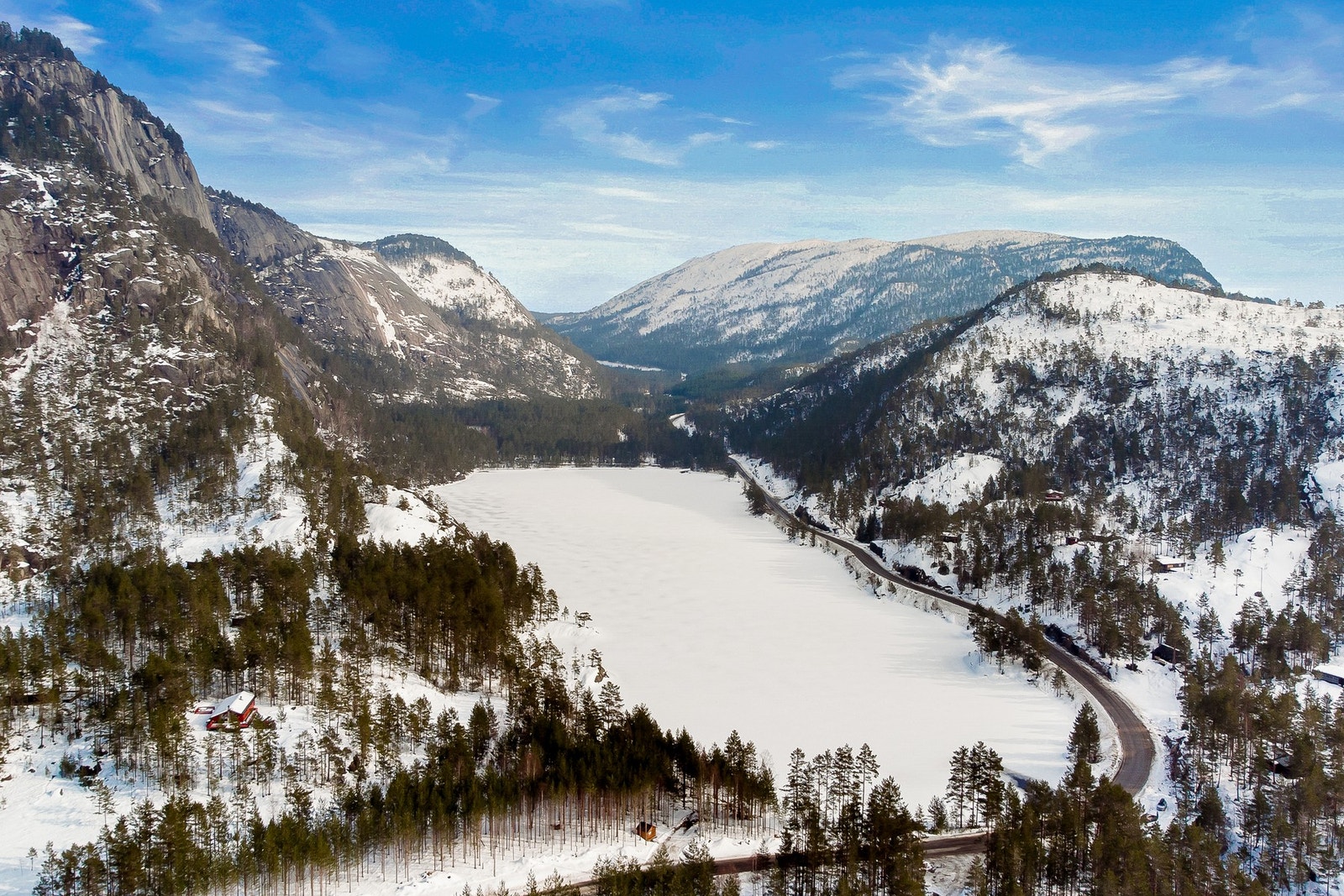 Eiendommen ligger idyllisk til i et mindre hytteområde ved vannene Dåstjønn og Drangsvatn i naturskjønne omgivelser i Nissedal. Galleribilde