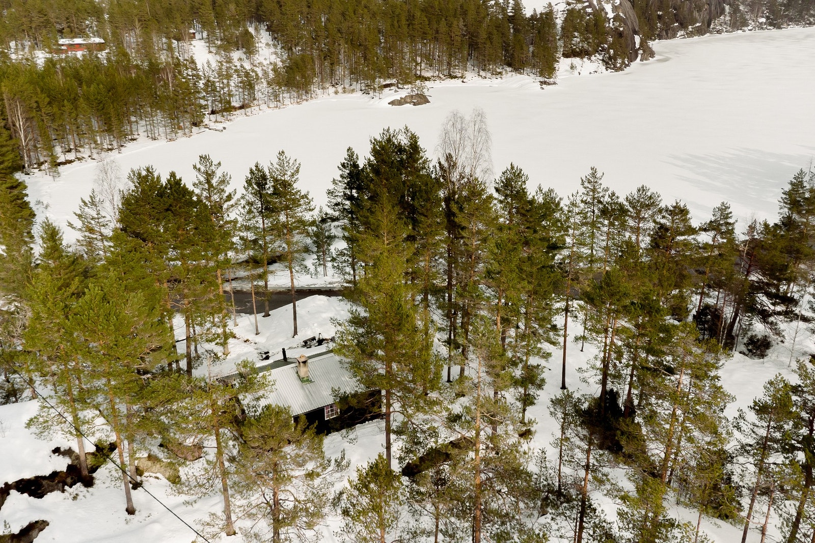 Her bor du usjenert og fredelig, med flott utsikt mot vann og kort vei til både turterreng og rekreasjonsmuligheter i naturen. Galleribilde