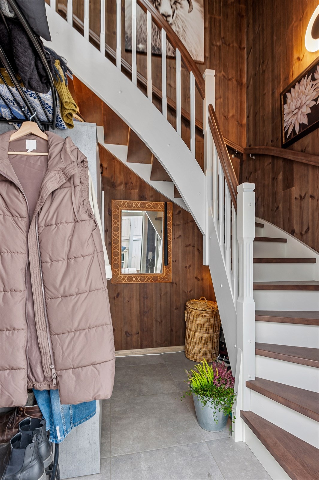 Velkommen inn! Entré med garderobeplass og trapp til 2. etasje Galleribilde