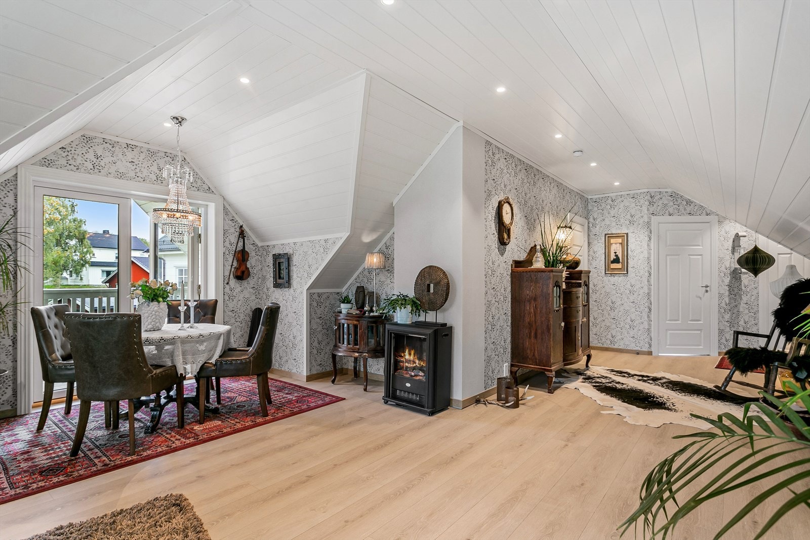 Etasjen inneholder for øvrig soverom og to boder Galleribilde