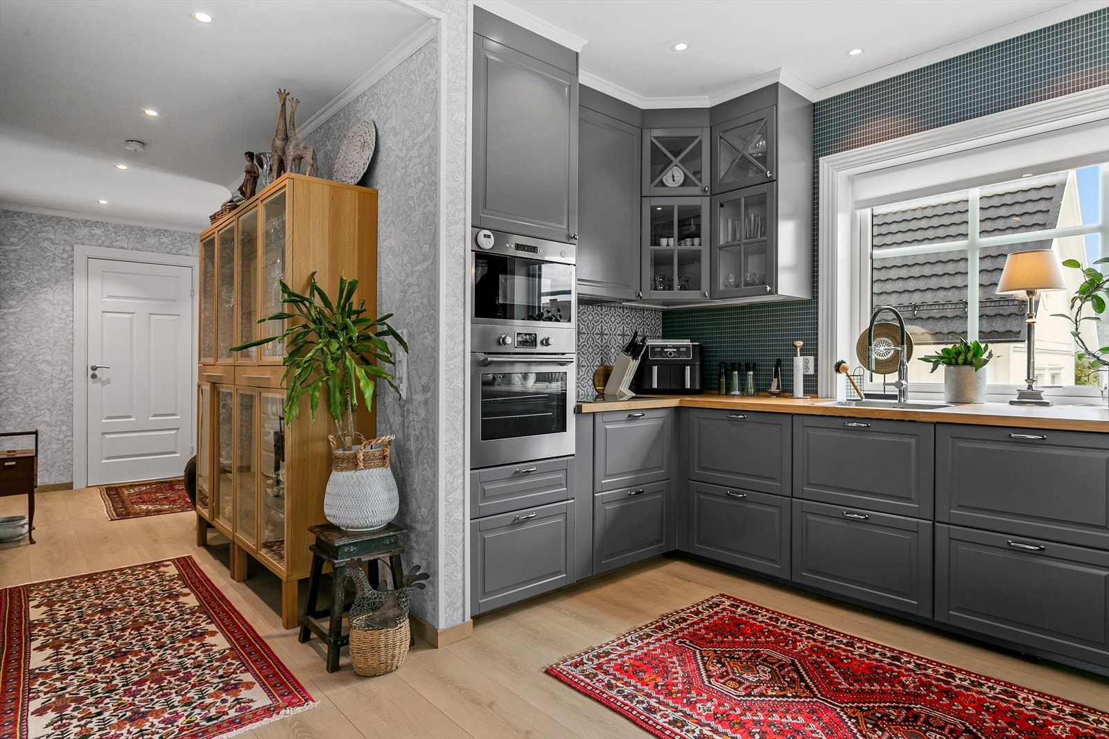 Etasjen inneholder trappegang, gang, vaskerom/teknisk rom, toalettrom, bad, to soverom samt kjøkken og stue i åpen løsning Galleribilde