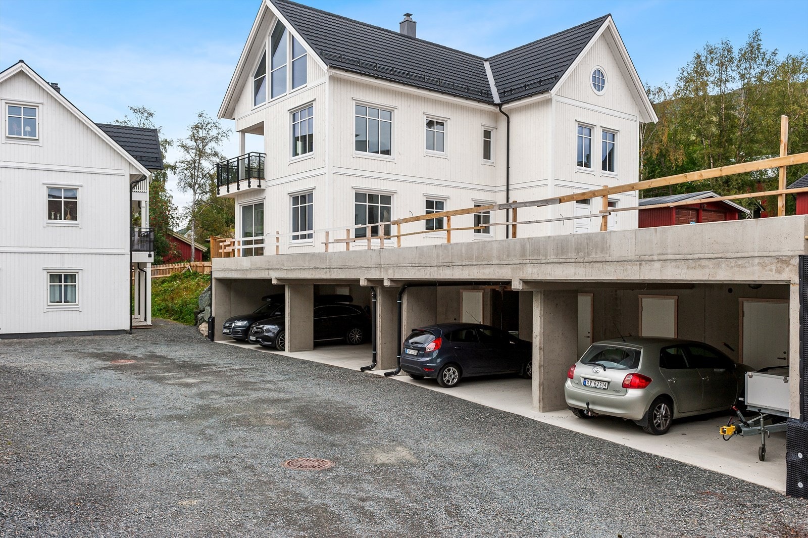 Leiligheten disponerer carport med tilhørende bod på samme plan som inngangsparti Galleribilde