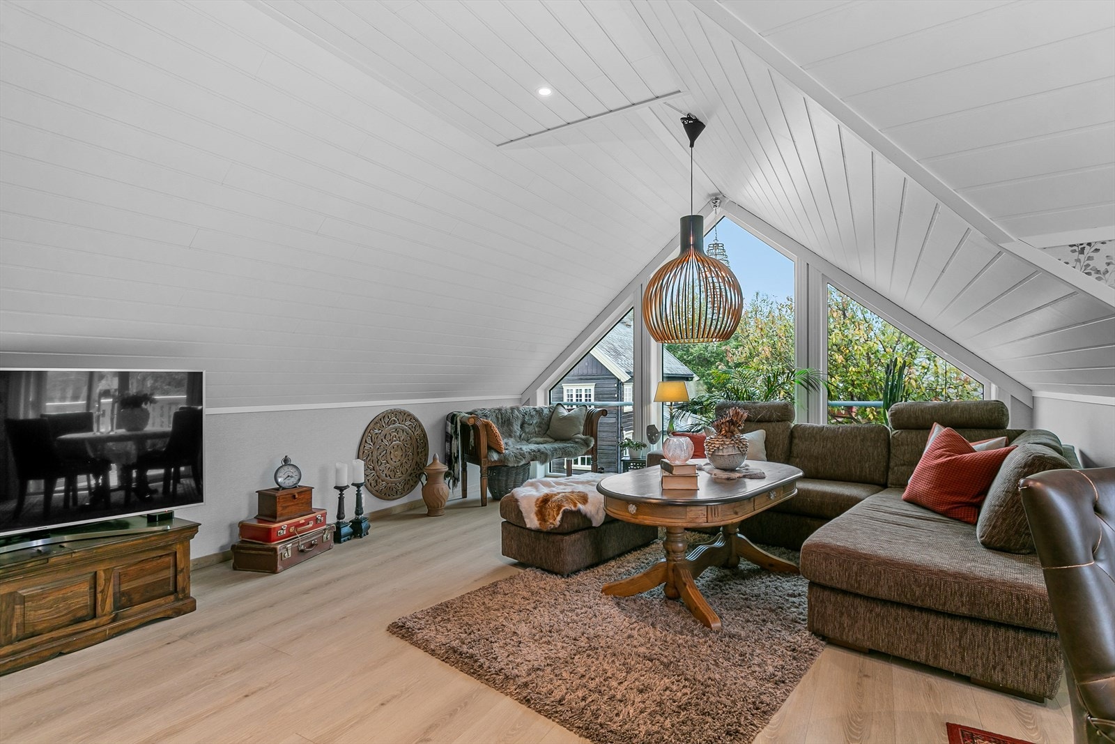 Loftstua har panoramavindu med utsikt mot vest Galleribilde