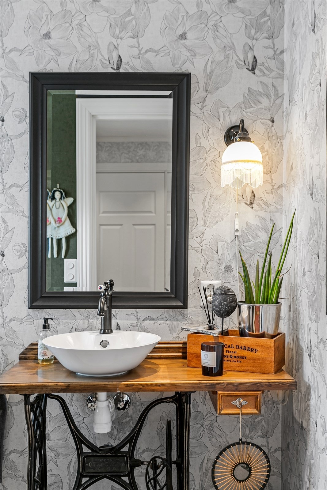 Servantinnredning bestående av gammelt sybord med toppmontert servant Galleribilde