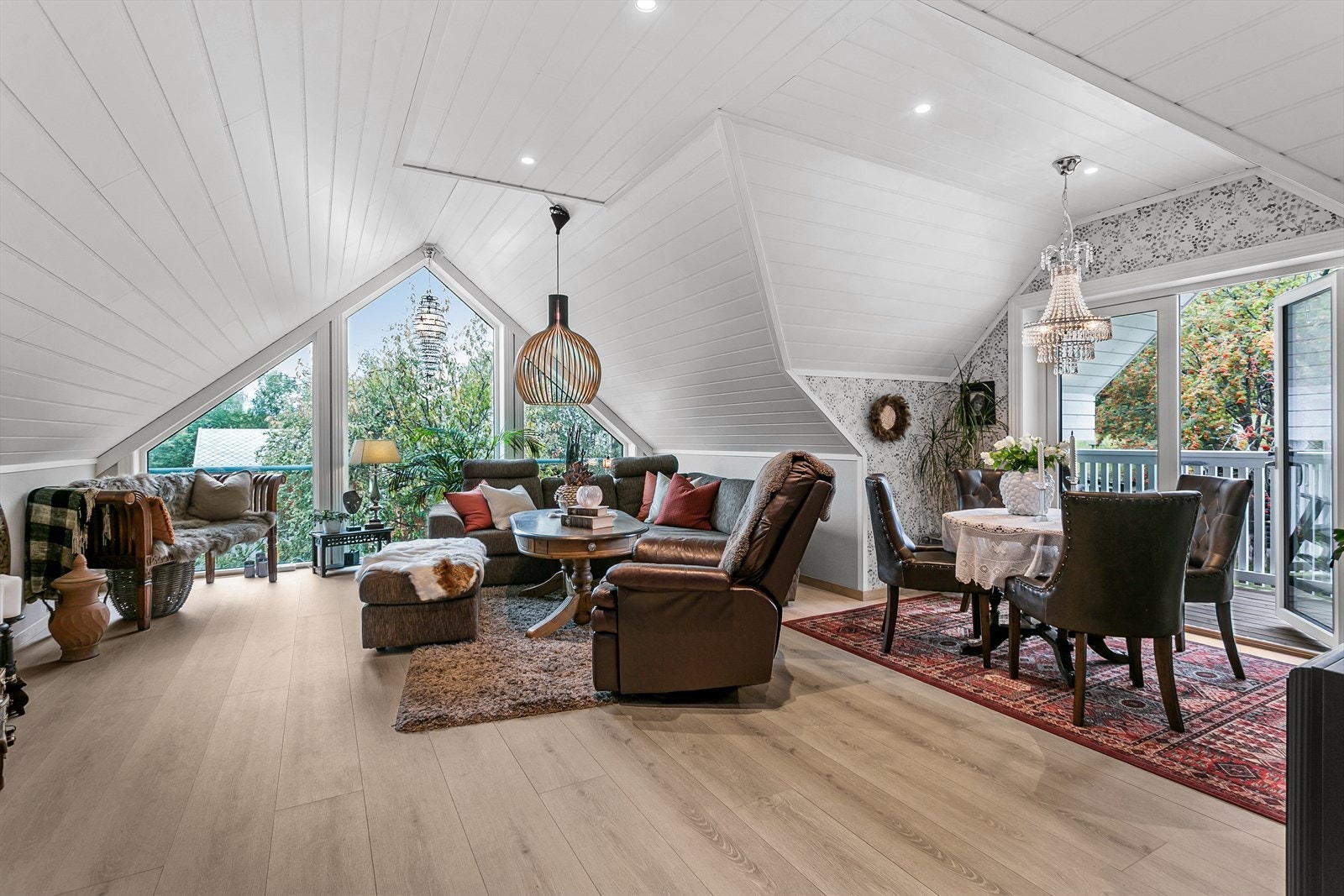 Toppetasjen huser en meget romslig loftstue Galleribilde