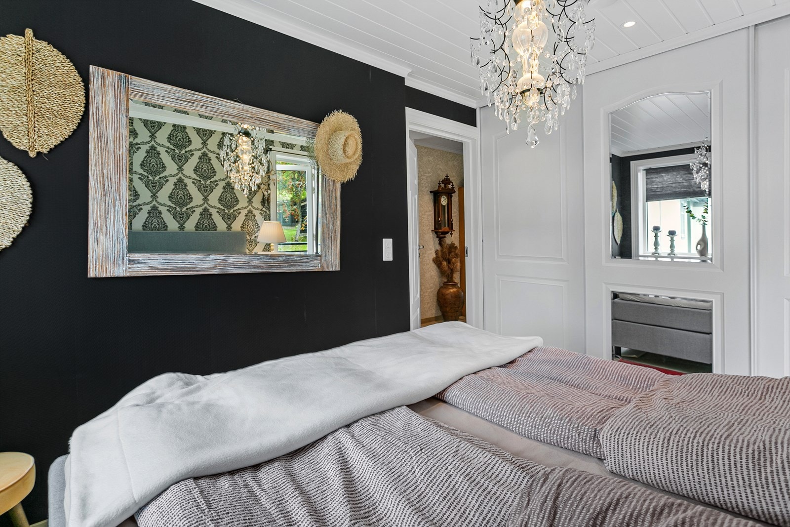 Rommet er utstyrt med skyvedørsgarderobe Galleribilde