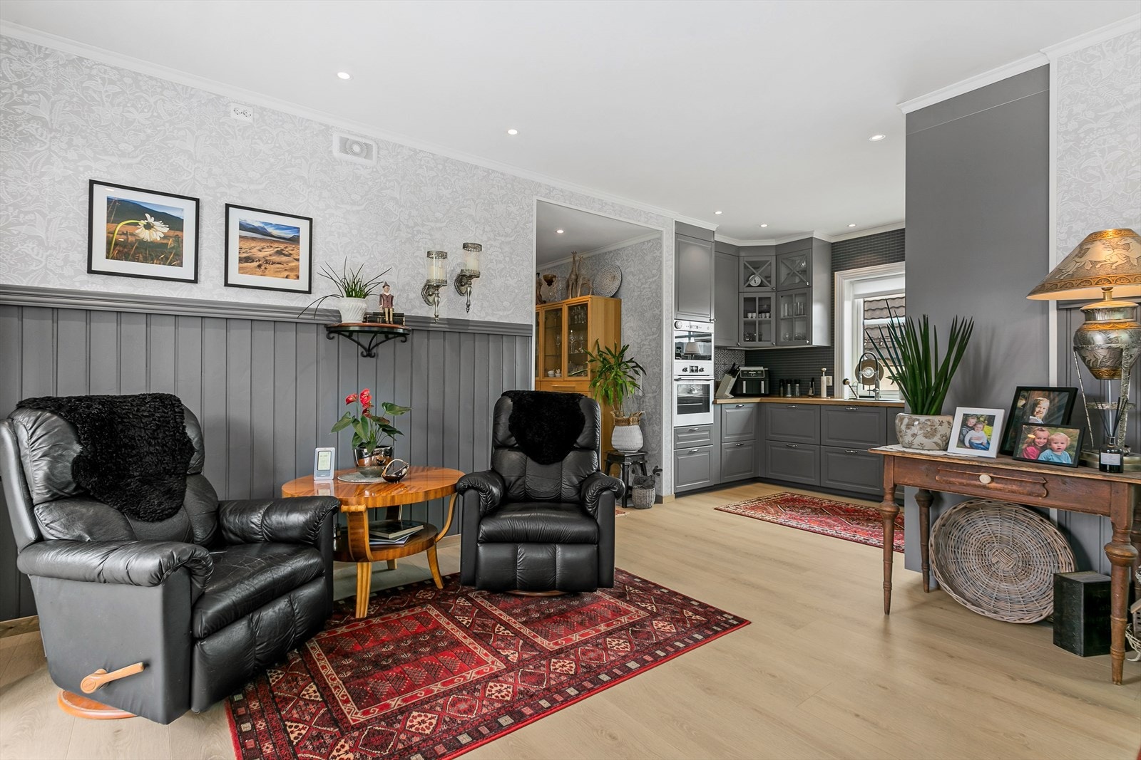 Stue- og kjøkkenarealet er gjennomlyst med store vindusflater på tre sider Galleribilde