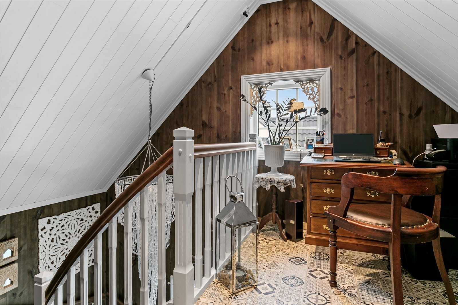 Trappegangen i 3. etasje gir plass til et lite hjemmekontor Galleribilde