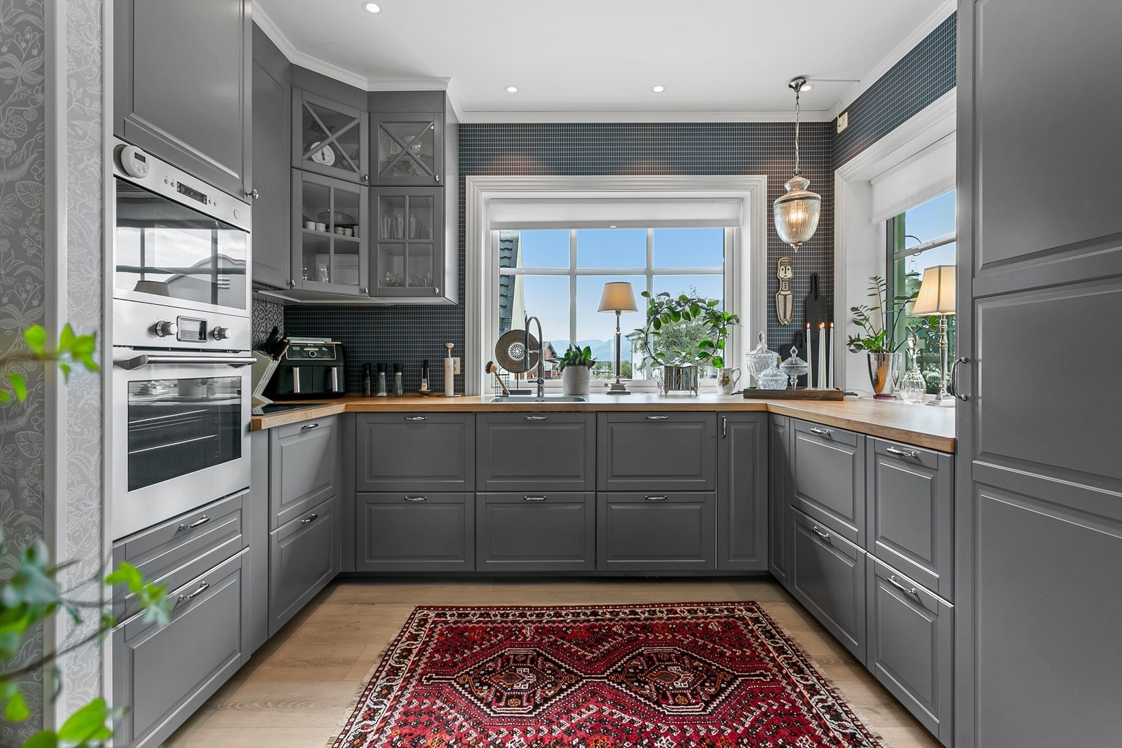 Tidløs kjøkkeninnredning med integrerte hvitevarer Galleribilde