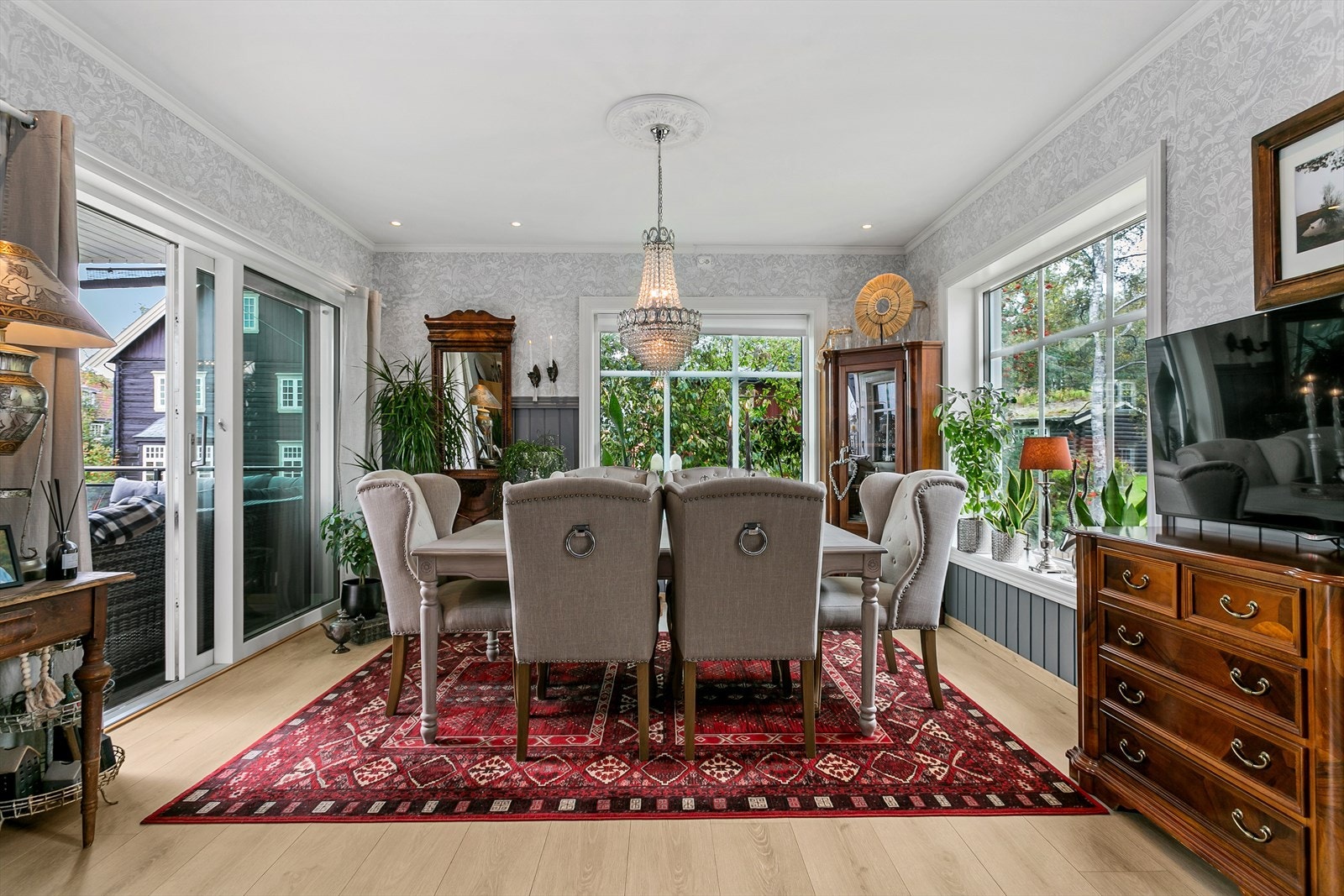 Stue med utgang til takoverbygd veranda Galleribilde