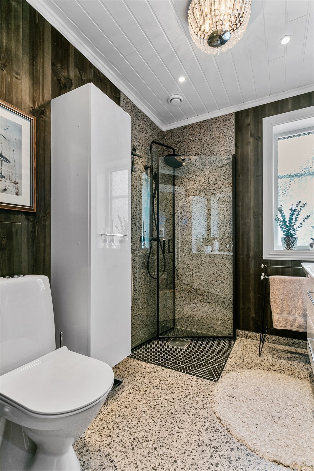 Badet har dusjhjørne med innfellbare glassdører Galleribilde