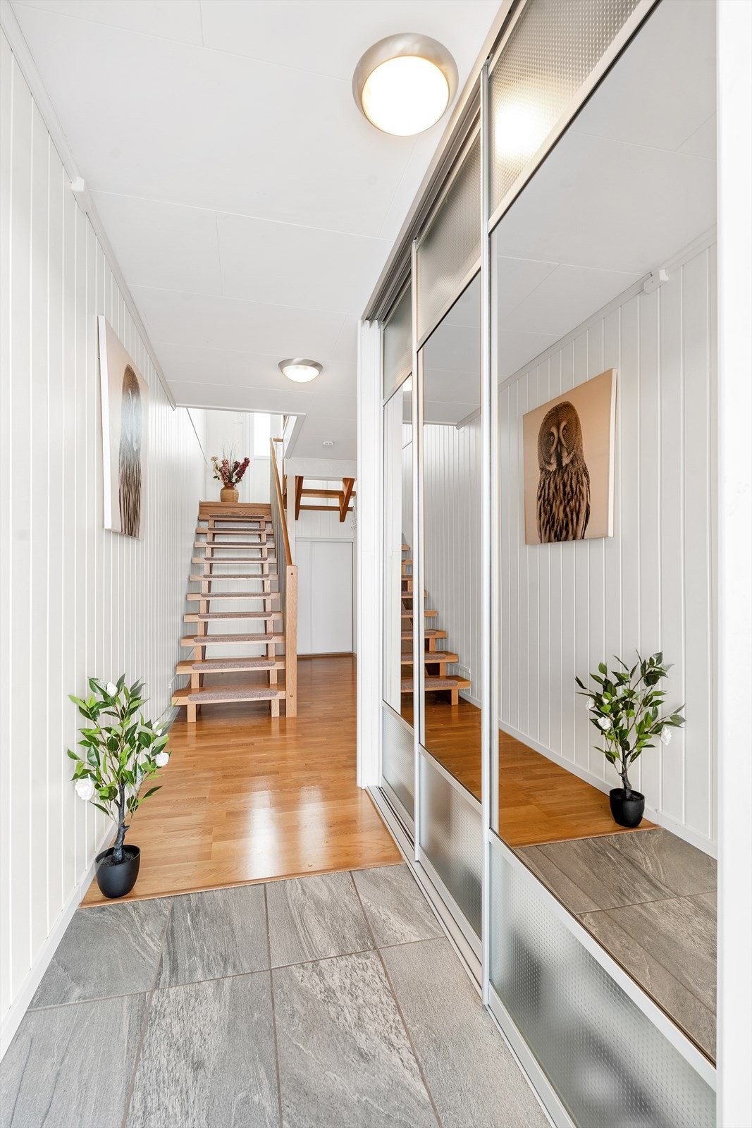 Velkommen inn! Lakkert tretrapp tar deg mellom etasjene. Galleribilde