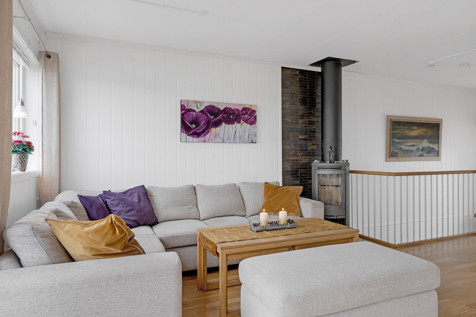 Stuen byr på gode møbleringsmuligheter, og peis som kommer godt med på kalde vinterdager eller for ekstra kveldskos i sofakroken. Galleribilde