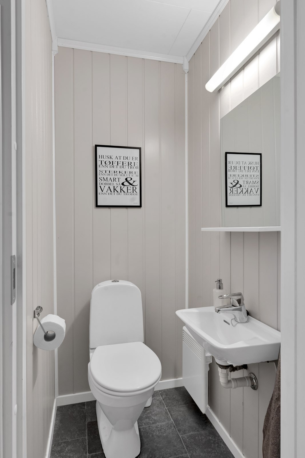 Toalettrom, vegg-i-vegg med badet. Galleribilde