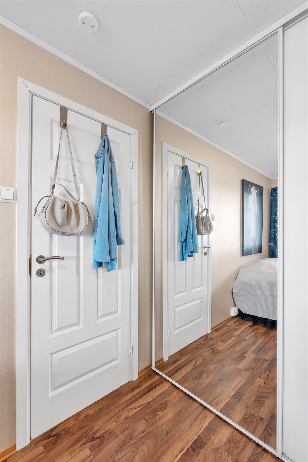 Soverommet er innredet med praktisk skyvedørsgarderobe. Galleribilde