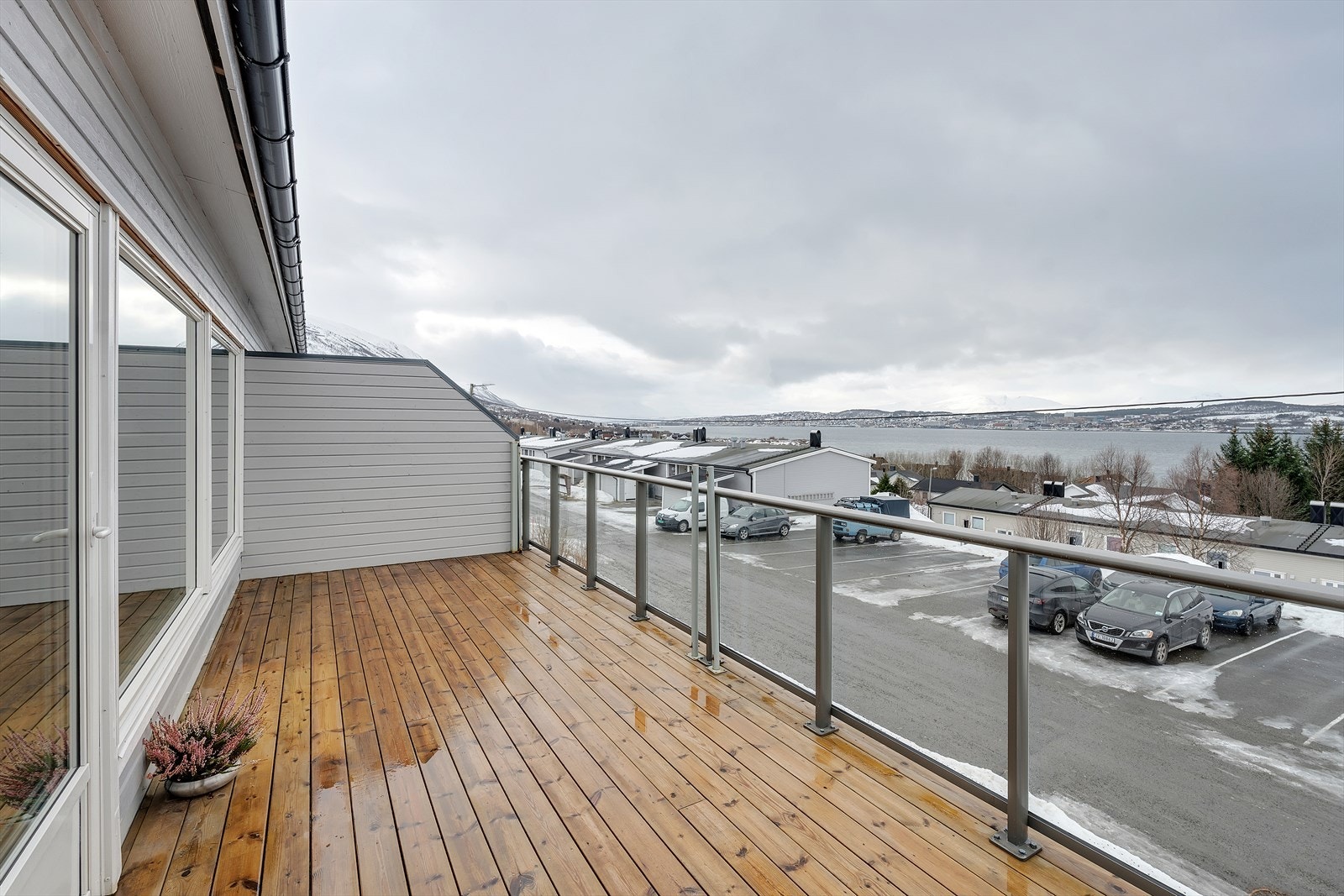 Balkongen byr på rikelig plass til både utemøblement og grill. Et perfekt oppholdssted på varme sommerdager! Galleribilde