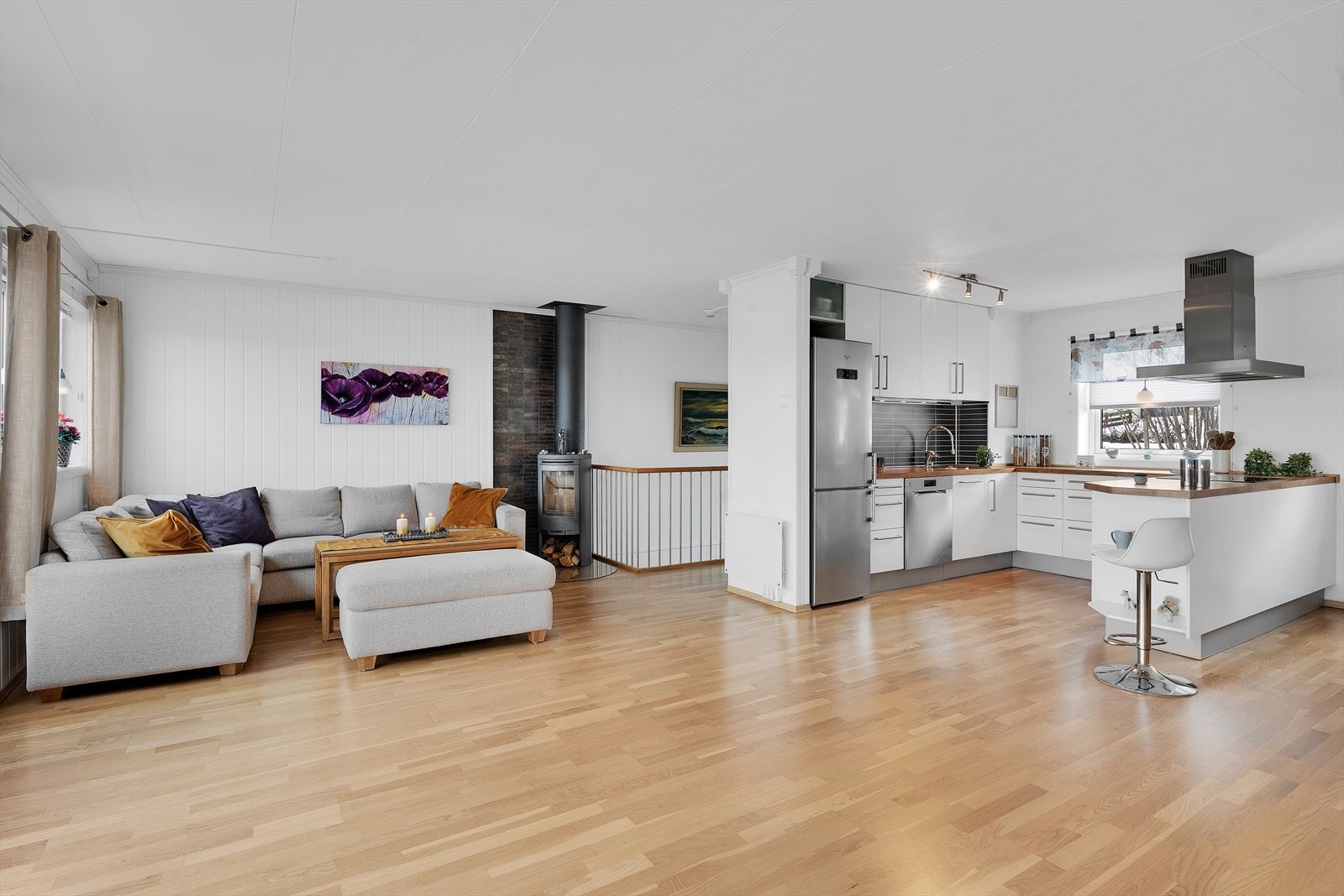 Med kun stue og kjøkken på øverste plan, får du en sosial og luftig atmosfære med masse gulvplass. Galleribilde