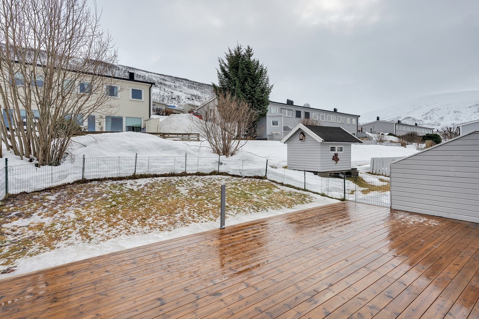 I tillegg til balkongen har boligen en stor terrasse på baksiden, med tilgang til plen. Galleribilde