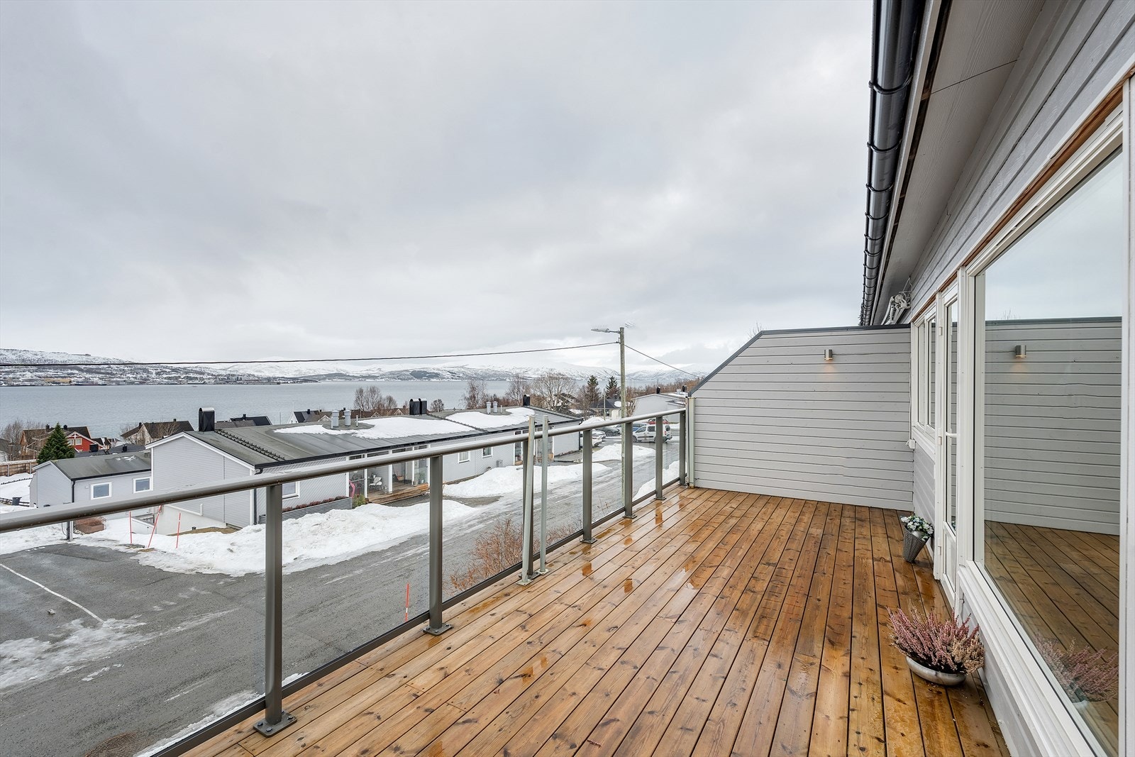 Utgang fra stue til flott, vestvendt balkong, med optimale solforhold! Her får du sol fra morgen til kveld om sommeren! Galleribilde