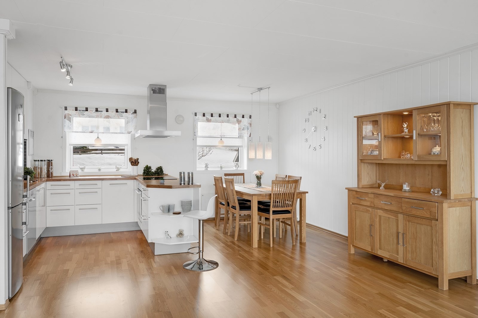 God plass til stor sittegruppe like ved kjøkkenet. Galleribilde