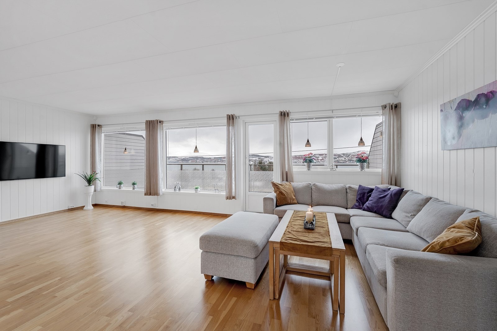 En romslig og attraktiv 3-roms over to plan, med to parkeringsplasser, flotte uteareal, vestvendt og solrik beliggenhet med nydelig utsikt! Galleribilde