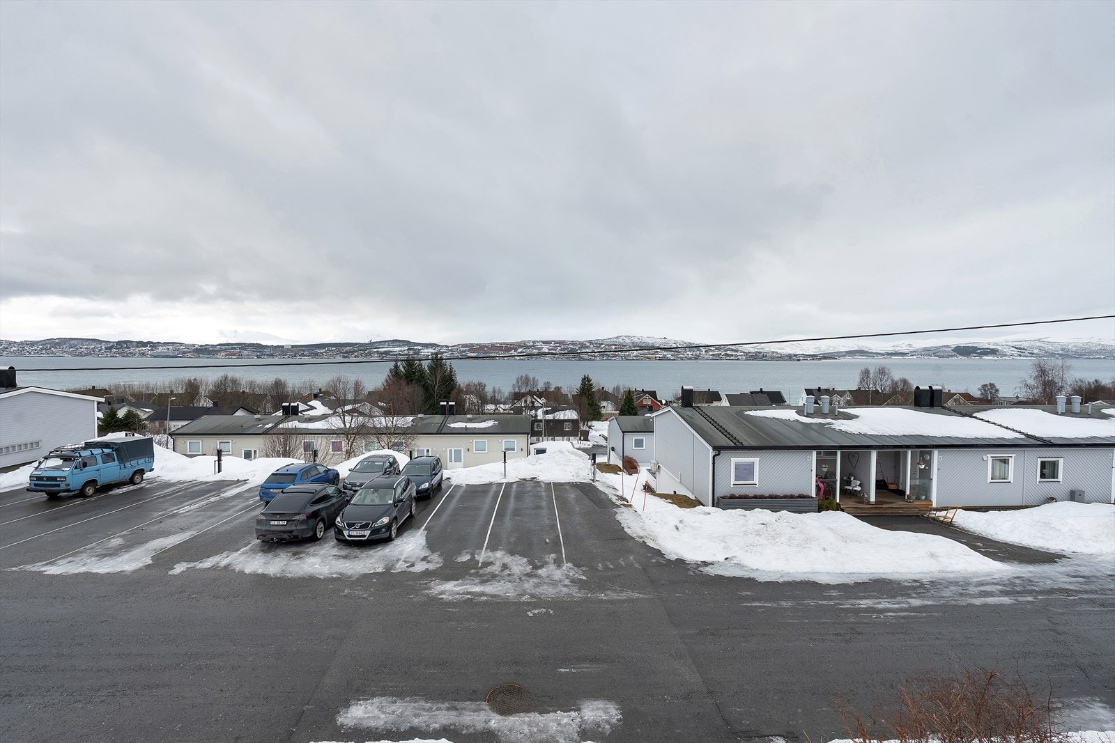 Flott utsikt mot vest over sundet til Tromsøya, med fjellene på Kvaløya i bakgrunnen. Galleribilde